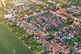 Vue aérienne de Friedhofstraße x Kirchstr à le quartier Nachterstedt in Seeland dans le département Saxe-Anhalt, Allemagne