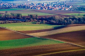Vue aérienne de Vue de la ville depuis le nord-ouest à Freckenfeld dans le département Rhénanie-Palatinat, Allemagne