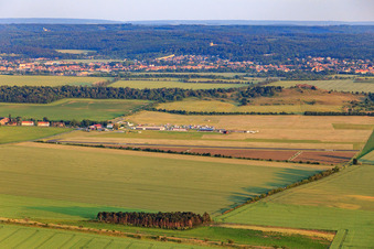 Vue aérienne de Aéroport Ballenstedt depuis le nord à le quartier Asmusstedt in Ballenstedt dans le département Saxe-Anhalt, Allemagne