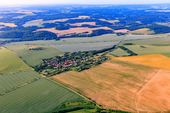 Vue aérienne de Vue du village depuis le nord à le quartier Ulzigerode in Arnstein dans le département Saxe-Anhalt, Allemagne