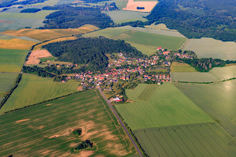 Vue aérienne de Vue du village depuis le nord-est à le quartier Bräunrode in Arnstein dans le département Saxe-Anhalt, Allemagne