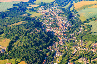 Vue aérienne de Vue de la ville depuis le nord avec le château Mansfeld à Mansfeld dans le département Saxe-Anhalt, Allemagne