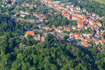 Vue aérienne de Vue de la ville depuis le nord-est avec l'église de la ville de Saint-Georges à Mansfeld dans le département Saxe-Anhalt, Allemagne