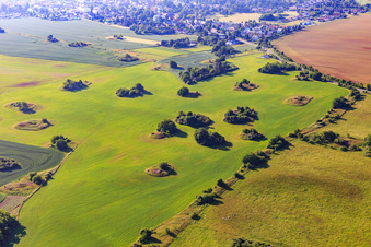 Vue aérienne de Les kameshügel de l'ère glaciaire forment des trous incultivables dans les champs à Mansfeld dans le département Saxe-Anhalt, Allemagne