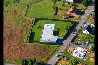 Vue aérienne de Villa à toit plat avec piscine et haute haie à Klostermansfeld dans le département Saxe-Anhalt, Allemagne