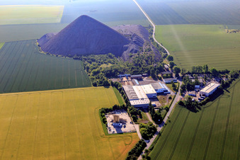 Vue aérienne de Ernst-Thälmann-Schacht devant la pyramide de la décharge d'ardoise de Mansfelder Landes à le quartier Hübitz in Gerbstedt dans le département Saxe-Anhalt, Allemagne