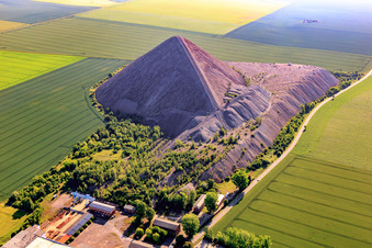 Vue aérienne de Pyramide de la région de Mansfeld - Dépotoir d'ardoise du puits Thälmann à le quartier Hübitz in Gerbstedt dans le département Saxe-Anhalt, Allemagne