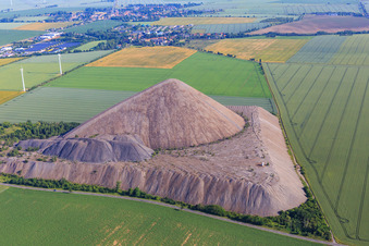 Vue aérienne de Pyramide de la région de Mansfeld - dépôt d'ardoise à le quartier Hübitz in Gerbstedt dans le département Saxe-Anhalt, Allemagne