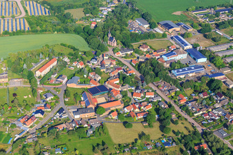 Vue aérienne de Vue du village depuis le sud-est avec l'ancien Vitzthumsschacht à le quartier Hübitz in Gerbstedt dans le département Saxe-Anhalt, Allemagne