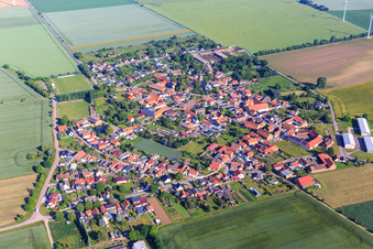 Vue aérienne de Vue du village depuis le sud-est à le quartier Arnstedt in Arnstein dans le département Saxe-Anhalt, Allemagne