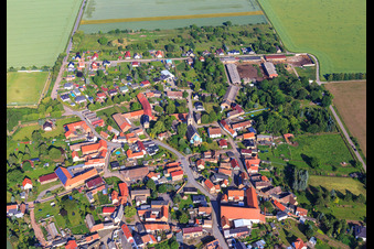 Vue aérienne de Vue d'ensemble du village depuis le sud-est à le quartier Arnstedt in Arnstein dans le département Saxe-Anhalt, Allemagne