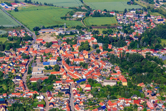 Vue aérienne de B185, Lange Straße et Siederstr à le quartier Ermsleben in Falkenstein dans le département Saxe-Anhalt, Allemagne