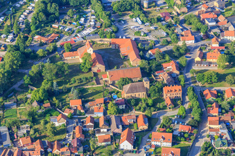 Vue aérienne de Ancien monastère derrière l'église Saint-André à Thale dans le département Saxe-Anhalt, Allemagne
