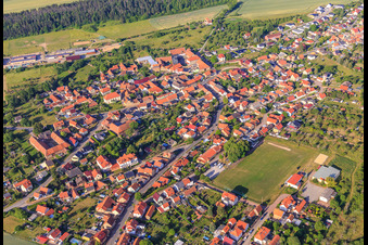 Vue aérienne de Vue de la ville depuis l'est avec le complexe sportif SV 56 Timmenrode à le quartier Timmenrode in Blankenburg dans le département Saxe-Anhalt, Allemagne
