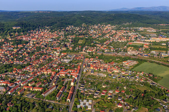 Vue aérienne de Vue de la ville depuis l'est avec Thiepark à Blankenburg dans le département Saxe-Anhalt, Allemagne