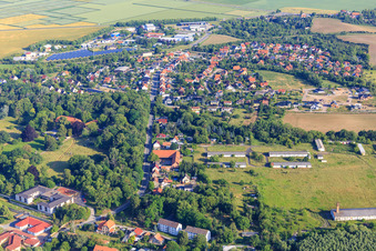 Vue aérienne de Rue de la gare à le quartier Langenstein in Halberstadt dans le département Saxe-Anhalt, Allemagne