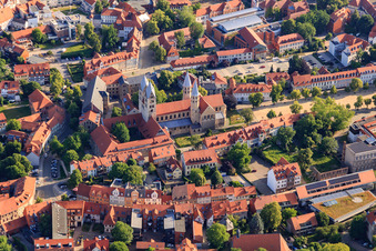 Vue aérienne de Église Notre-Dame (Église évangélique réformée) sur la place de la cathédrale à le quartier Diocese Halberstadt in Halberstadt dans le département Saxe-Anhalt, Allemagne