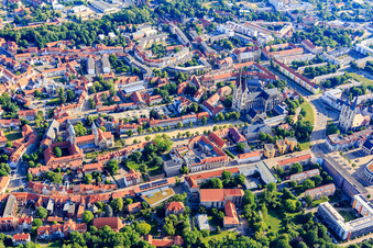 Vue aérienne de Place de la Cathédrale avec Cathédrale et Trésor de la Cathédrale Halberstadt et Église Notre-Dame (Église évangélique réformée) à le quartier Diocese Halberstadt in Halberstadt dans le département Saxe-Anhalt, Allemagne