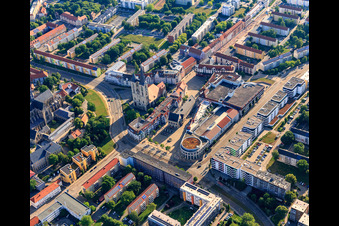 Vue aérienne de Rathauspassagen Halberstadt et église Saint-Martini sur Matiniplan à le quartier Diocese Halberstadt in Halberstadt dans le département Saxe-Anhalt, Allemagne