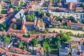 Vue oblique de Église Notre-Dame (Église évangélique réformée) sur la place de la cathédrale à le quartier Diocese Halberstadt in Halberstadt dans le département Saxe-Anhalt, Allemagne