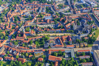 Vue aérienne de Place de la Cathédrale avec Cathédrale et Trésor de la Cathédrale Halberstadt et Église Notre-Dame (Église évangélique réformée) à le quartier Diocese Halberstadt in Halberstadt dans le département Saxe-Anhalt, Allemagne