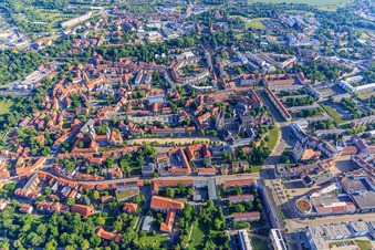 Photographie aérienne de Place de la Cathédrale avec Cathédrale et Trésor de la Cathédrale Halberstadt et Église Notre-Dame (Église évangélique réformée) à le quartier Diocese Halberstadt in Halberstadt dans le département Saxe-Anhalt, Allemagne