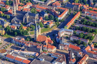 Vue aérienne de Marché aux poissons et église Saint-Martini sur Matiniplan à le quartier Diocese Halberstadt in Halberstadt dans le département Saxe-Anhalt, Allemagne