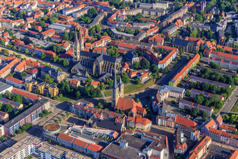 Vue aérienne de Hoher Weg x Marché aux poissons avec l'église Saint-Martini sur Matiniplan, la cathédrale et le trésor de la cathédrale Halberstadt à le quartier Diocese Halberstadt in Halberstadt dans le département Saxe-Anhalt, Allemagne