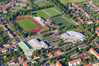 Vue aérienne de Stade de la Paix VfB Germania Halberstadt et Centre de loisirs et de sports Halberstadt à Halberstadt dans le département Saxe-Anhalt, Allemagne