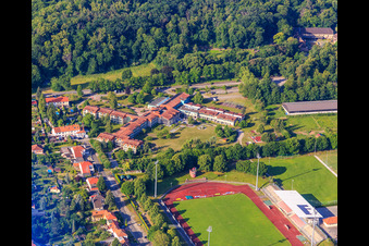 Vue aérienne de Friedensstadion du VfB Germania Halberstadt, maison de retraite Haus Spiegelsberge et hôtel de séminaire K6 à Halberstadt dans le département Saxe-Anhalt, Allemagne
