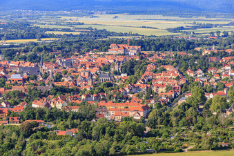 Vue aérienne de Vue de la ville depuis le nord-est avec la cathédrale et la collégiale Saint-Servais à Quedlinburg dans le département Saxe-Anhalt, Allemagne