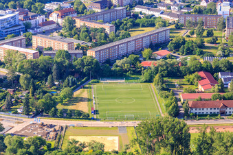 Vue aérienne de Terrain de football à l'école professionnelle à Quedlinburg dans le département Saxe-Anhalt, Allemagne