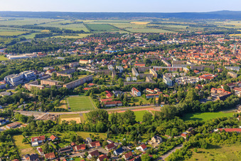 Vue aérienne de Fichtenstraße avec terrain de football à l'école professionnelle à Quedlinburg dans le département Saxe-Anhalt, Allemagne