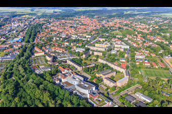 Vue aérienne de Vue de la ville depuis l'est le long de la Bode à Quedlinburg dans le département Saxe-Anhalt, Allemagne