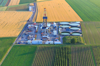 Site de forage de la plateforme de forage profond V20 de Vercana GmbH pour Vulcan Energy à Schleidberg, destinée à l'extraction d'énergie géothermique et de lithium. à Insheim dans le département Rhénanie-Palatinat, Allemagne vue d'en haut