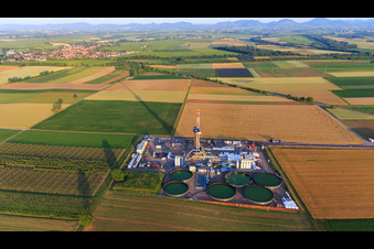 Site de forage de la plateforme de forage profond V20 de Vercana GmbH pour Vulcan Energy à Schleidberg, destinée à l'extraction d'énergie géothermique et de lithium. à Insheim dans le département Rhénanie-Palatinat, Allemagne vue du ciel