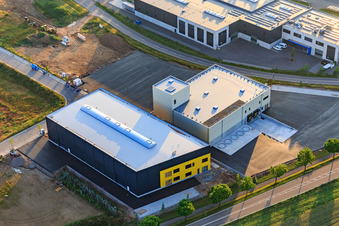 Photographie aérienne de EMUK GmbH Machine Tools, Cornexo GmbH Offenbach et Südpfalzwerkstatt dans l'Interpark à Offenbach an der Queich dans le département Rhénanie-Palatinat, Allemagne