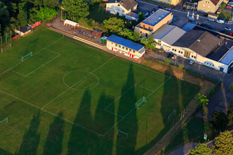 Vue aérienne de Terrain de football à Offenbach an der Queich dans le département Rhénanie-Palatinat, Allemagne