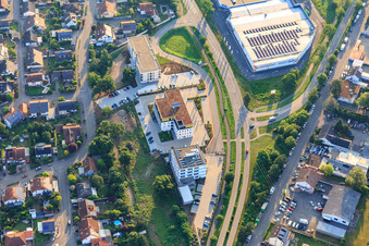 Vue aérienne de Immeuble de bureaux de BRANDMAUER IT GmbH et centre médical Teampraxis Bellheim avec Sonnen-Apotheke à Bellheim dans le département Rhénanie-Palatinat, Allemagne