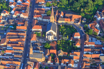 Vue aérienne de Église catholique Saint-Nicolas et église protestante Bellheim sur Hauptstr à Bellheim dans le département Rhénanie-Palatinat, Allemagne