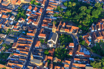 Photographie aérienne de Église catholique Saint-Nicolas et église protestante Bellheim sur Hauptstr à Bellheim dans le département Rhénanie-Palatinat, Allemagne