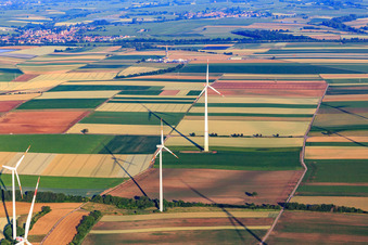 Enregistrement par drone de Site de forage de la plateforme de forage profond V20 de Vercana GmbH pour Vulcan Energy à Schleidberg, destinée à l'extraction d'énergie géothermique et de lithium. à Insheim dans le département Rhénanie-Palatinat, Allemagne