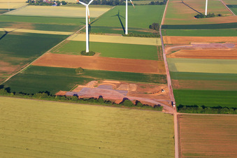 Vue aérienne de Modernisation du parc éolien de Minfeld. JUWI remplace quatre turbines plus anciennes (GE 1.5) datant de 2004 par deux nouvelles turbines Vestas V162 modernes, d'une capacité de six mégawatts chacune. à Kandel dans le département Rhénanie-Palatinat, Allemagne