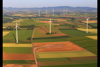 Vue aérienne de Modernisation du parc éolien Minfeld. JUWI remplace quatre anciennes turbines (GE 1.5) de 2004 par deux nouvelles turbines Vestas V162 modernes, chacune d'une puissance de six mégawatts. à Minfeld dans le département Rhénanie-Palatinat, Allemagne
