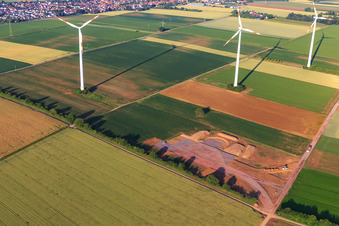 Vue aérienne de Modernisation du parc éolien de Minfeld. JUWI remplace quatre turbines plus anciennes (GE 1.5) datant de 2004 par deux nouvelles turbines Vestas V162 modernes, d'une capacité de six mégawatts chacune. à Kandel dans le département Rhénanie-Palatinat, Allemagne
