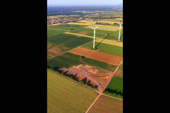 Photographie aérienne de Modernisation du parc éolien de Minfeld. JUWI remplace quatre turbines plus anciennes (GE 1.5) datant de 2004 par deux nouvelles turbines Vestas V162 modernes, d'une capacité de six mégawatts chacune. à Kandel dans le département Rhénanie-Palatinat, Allemagne