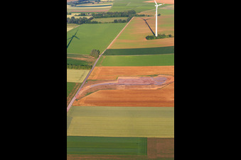 Vue aérienne de Modernisation du parc éolien Minfeld. JUWI remplace quatre anciennes turbines (GE 1.5) de 2004 par deux nouvelles turbines Vestas V162 modernes, chacune d'une puissance de six mégawatts. à Minfeld dans le département Rhénanie-Palatinat, Allemagne