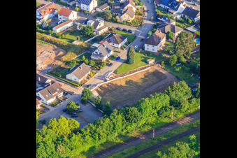 Vue aérienne de Fosse d'excavation pour bassin de rétention des eaux pluviales à Bahnhofstr. à Winden dans le département Rhénanie-Palatinat, Allemagne