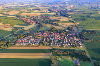 Vue oblique de Vue du village depuis l'est à Barbelroth dans le département Rhénanie-Palatinat, Allemagne