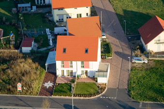 Dans le champ inférieur à le quartier Schaidt in Wörth am Rhein dans le département Rhénanie-Palatinat, Allemagne d'en haut